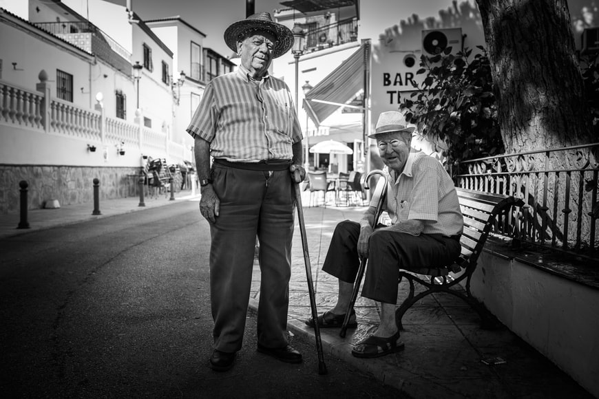 blanco-negro-hombres-mayores-ancianos-pueblo-banco-bar-bastón-sombrero