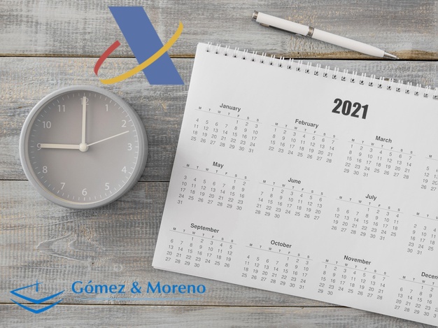 calendario-2021-reloj-boligrafo-mesa-logo-agencia-tributaria-hacienda-logo-gomez-moreno-asesores