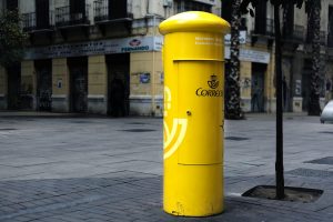 calle-correos-amarillo-buzon-logo-cartero-arbol