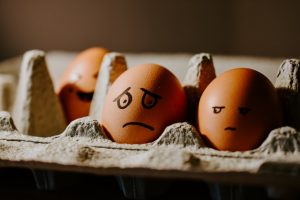 huevos-marron-huevera-dos-caras-pintados-triste-agobiado