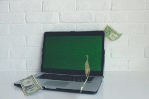 macbook-apple-portatil-ordenador-pantalla-verde-dolares-dinero-blanco