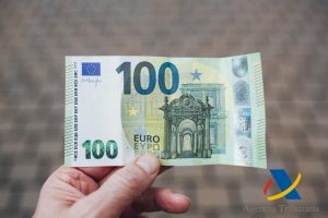 mano-dinero-euro-billete-100-verde-logo-agencia-tributaria