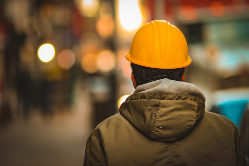 trabajador-hombre-casco-amarillo-abrigo-chaqueton-verde-luces